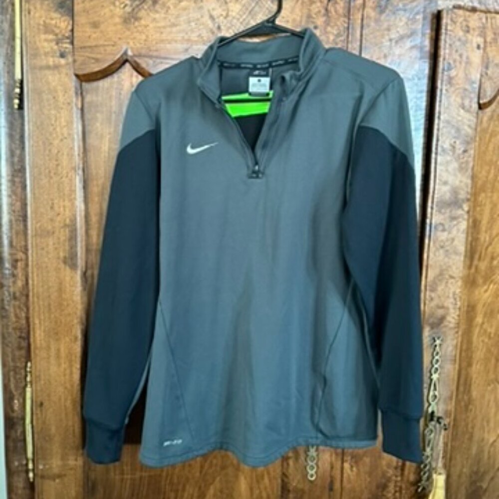 Nike Dri-FIT Quarter-Zip Pullover with Contrast Detail, Size L